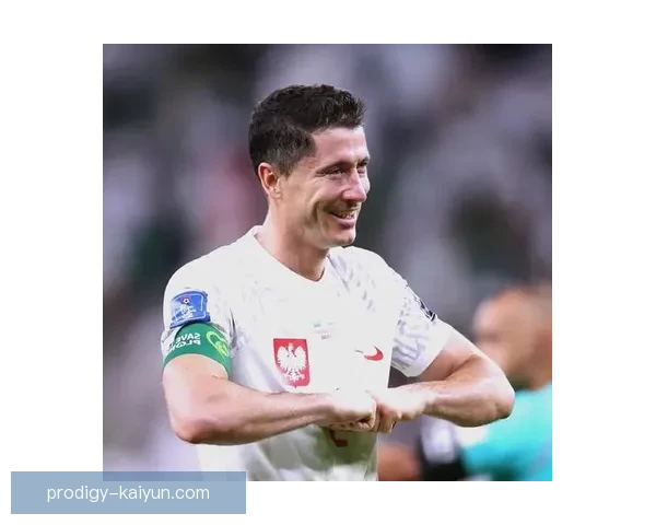 莱万多夫斯基沙特转会传闻持续发酵，球员未来去向成焦点待